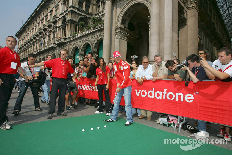 01.09.2005 Monza, Italy, "Vodafone Race" event Michael Schumacher, GER, Ferrari, playing golf,  Milan - September, Formula 1 World Championship, Rd 15, Italian Grand Prix - www.xpb.cc, EMail: info@xpb.cc - copy of publication required for printed pictures. Every used picture is fee-liable. © Copyright: R.Batchelor / xpb.cc